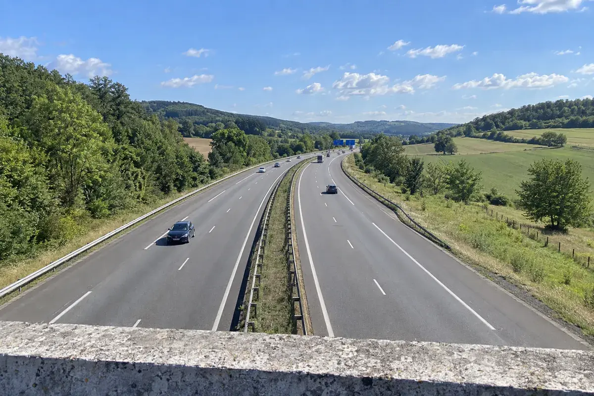 L’autoroute A31 entre Metz et le Luxembourg vue d’un pont, un matin clair, entre les collines vertes de Lorraine