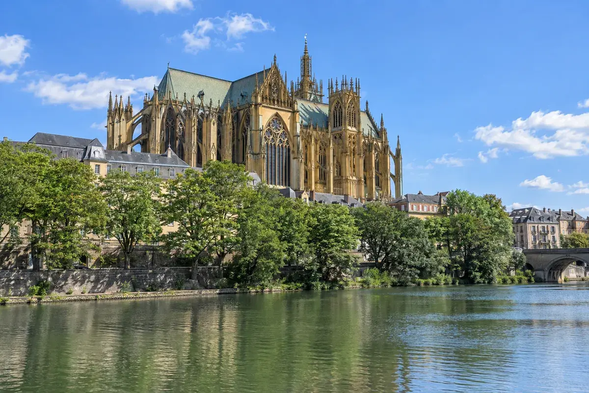La cathédrale Saint-Étienne de Metz, en pierre de Jaumont, vue depuis la Moselle par une journée ensoleillée